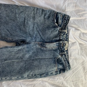 Blåa mom jeans  - Nu säljer jag jättefina blåa mom jeans från bershka. Högmidjade jeans i en mörkare färg. Jättefina men använder inte längre. Storlek 38❤️ 