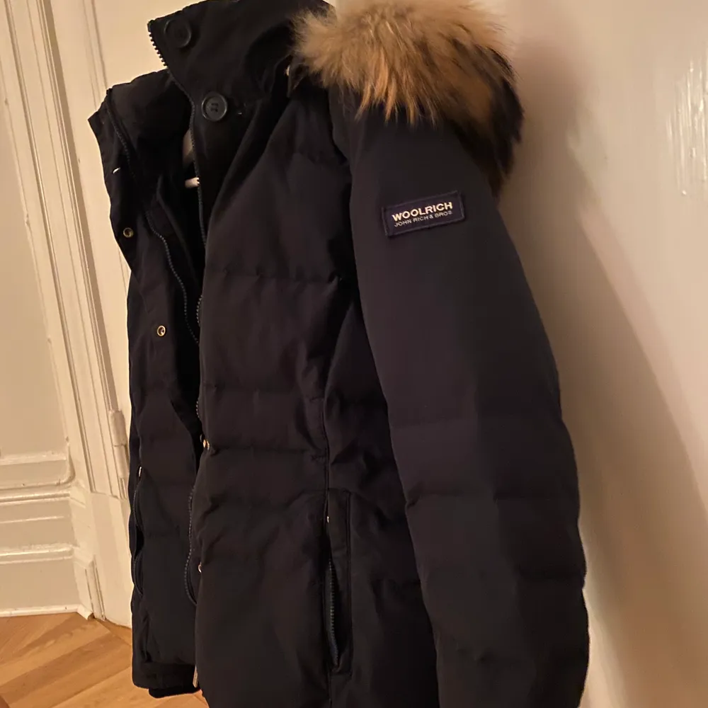 Säljer denna woolrich jacka! Använd fåtal gånger, jackan är i nyskick. Köpt på woolrich butiken i Stockholm för ungefär 7000kr. Storlek L men de är små i storlekarna så den sitter som en S.. Jackor.