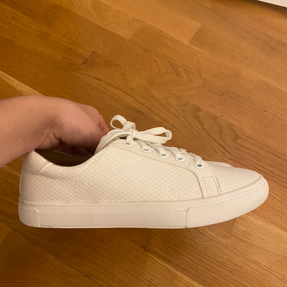 Säljer dessa vita sneakers från HM.Endast använda en gång, därav är sulorna lite smutisiga. Säljes pga av de tyvärr är för små. Kan mötas upp i centrala Stockholm annars stått kunden för frakt💕. Skor.