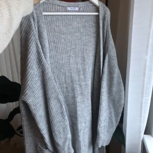 Stor o flowy stickad kofta  - Mjuk o oversized stickad kofta - inköpspris 799kr