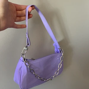 Väska - Fick denna i present. Säljer pga av att den inte kommer till användning. Använd ytterst få gånger. 