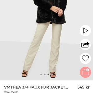 Svart fuskpälsjacka  - Säljer min svarta fuskpälsjacka, storlek 34/XS. Den är helt ny och oanvänd. Prislappen sitter kvar.