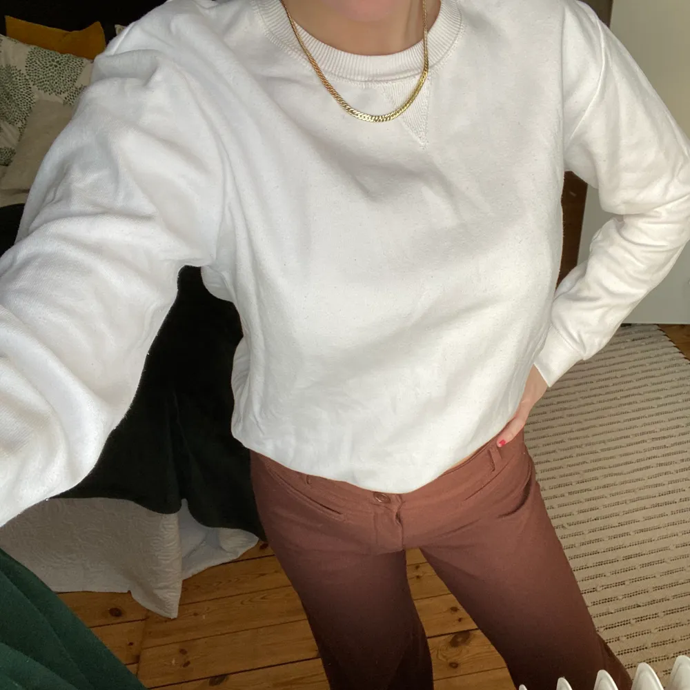 Ett måste i garderoben! Vit sweatshirt från zara herr, strl S & otroligt skön🤍 kan mötas upp i Sthlm, annars står köpare för frakt💗. Tröjor & Koftor.