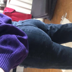 Raka svarta jeans från weekday - Skit snygga svarta raka jeans som jag köpte på weekday. Byxorna är högmidjade och är i storlek 30. Köpare står för frakt