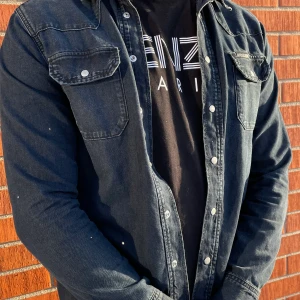 Calvin Klein overshirt/skjorta  - snygg overshirt skjorta i märket Calvin Klein, passar dem som bär medium. Hör av er för mer frågor om plagget 