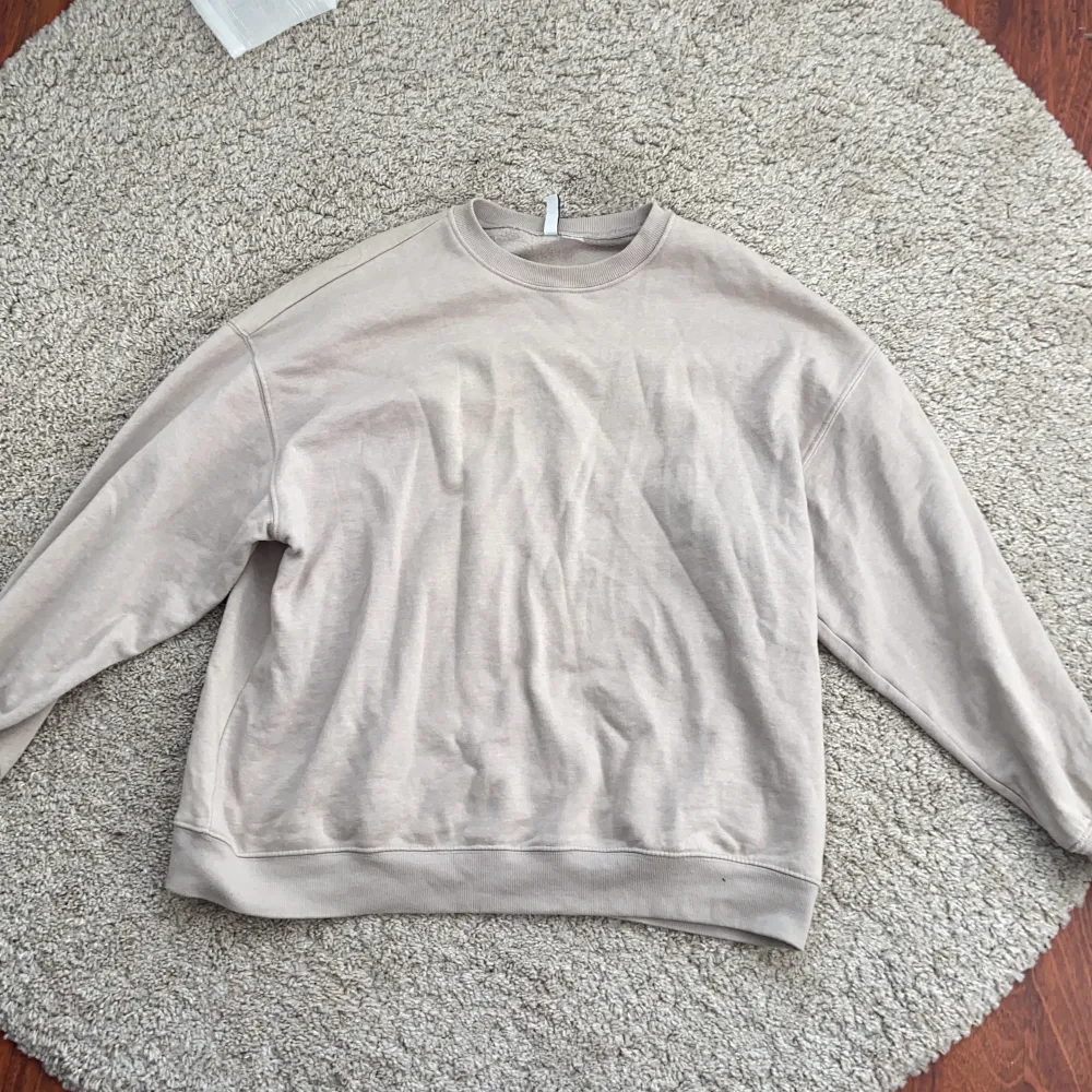 Beige crewneck från h&m💕 Pyttlite nopprig men absolut inget man tänker på! Frakt tillkommer på 66kr spårbart. Hoodies.