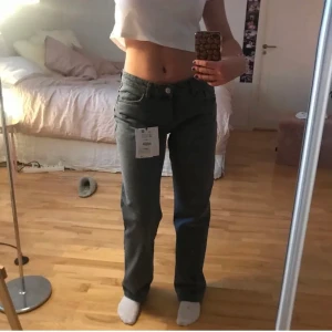 Jeans - Perfekta jeansen!! Säljer då dem tyvär var för stora för mig (bär vanligtvis 36) slutsålda på hemsidan osäker på om dem kommer in igen. Buda i kommentarerna eller privat🥰🥰 BUD: 520+frakt   (Säljer 2 par, 1 par är sålda!). SÖKER STRL 38 & 36