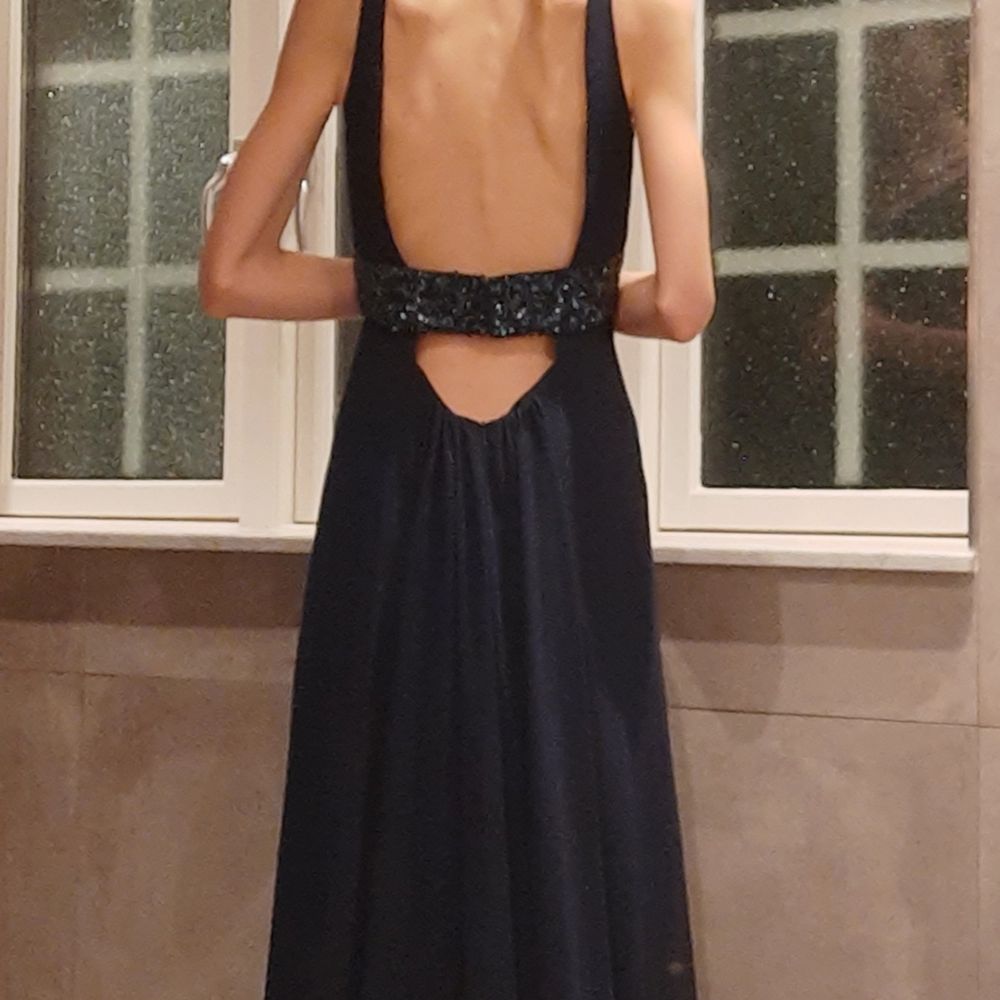 Köpte den här balklänningen för över 3000kr på en kläningsbutik i stockholm. Har aldrig sett någon ha en liknande. Kvalitén är fantastisk & varje gång jag har den känner jag mig som en prinsessa. Marinblå med vackert släp, helt perfekt till bal💙  . Klänningar.