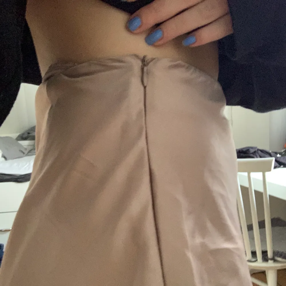 En ljusrosa kjol i silke från chiquelle som har några defekter där bak som man ser på bild två, säljer pga jag inte använder längre, den är i storlek xs och har en dragkedja på sidan, kostar 100+ frakt (48kr). 🥰. Kjolar.