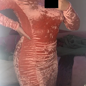 Sammetsklänning  - Rosa sammet klänning som användes en gång, väldig fin och ger former, strl M