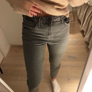 Jeans - Säljer dessa gråa jeans ifrån Zara! 150kr + frakt. Strl passar 36