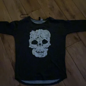 Mysig goth tröja  - En mysig goth tröja med en fin döskalle i mitten. 