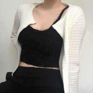 Vit kofta - Vit kofta med spänne längst upp, säljer p.g.a kommer ej till användning. Ser 90-tals inspirerad ut, är i bra skick och använd ett fåtal gånger. Tröjan är märkt i storlek M men passar som en S.                                          Frakt ingår ej i priset🤍