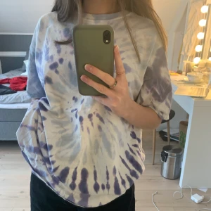 Tiedye  - Snygg tröja från pull&bear. Använd va 2 gånger och är i fint skick. Frakt tillkommer💘