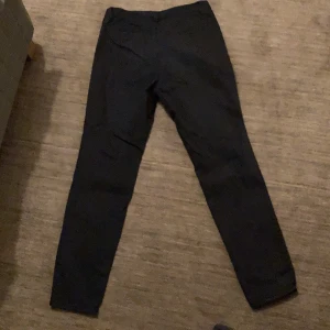 Chinos HM - Mörk blå chinos från HM. Bra skick! Kan skicka fler bilder vid intresse.
