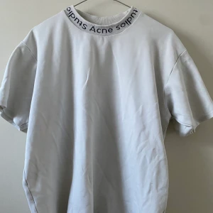 Acne studios logo tröja optic white. - Storlek M men lite oversized. Bra skick utan fläckar eller hål osv. Ungefär 1 år gammal, säljer för jag inte använder den så ofta längre. Lätt att matcha med, passar med det mesta.