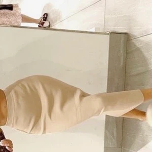 Beige längre kjol (höst, sommar) - En beige tajt kjol ifrån ZARA, as fin kjol till höst och sommar! Sitter superfint på kroppen och har stretch i midjan vilket gör att den passar allt från Xs-M. Säljer då jag har 3 stycken liknande 💓💞💓💕💞 frakt tillkommer
