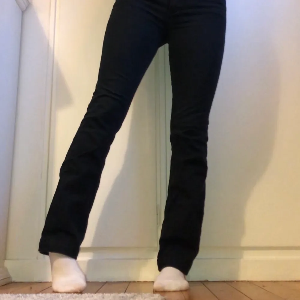 Svarta Bootcut jeans ”Cindy” i storlek 38 från Kappahl. Har sytt upp dem lätt 2 cm men det är lätt att sprätta upp. Fint skick, frankt ingår i priset✨. Jeans & Byxor.