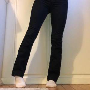 Svarta Bootcut jeans ”Cindy” i storlek 38 från Kappahl. Har sytt upp dem lätt 2 cm men det är lätt att sprätta upp. Fint skick, frankt ingår i priset✨