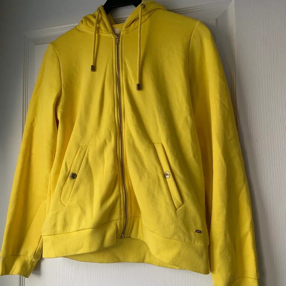 En fin gul zip hoodie som är använd ett fåtal gånger, dvs väldigt fint skick! . Hoodies.