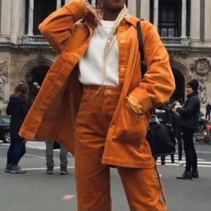 Corduroy jacket Manchester jacka - Jättesnygg jacka från Monki! Perfekt skick då den är helt oanvänd med lapparna kvar. Oversized så passar många! nypris 500 💫