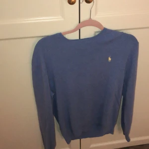 Blå ralph lauren tröja - Storlek Medium SLIM FIT MEN vilket gör den till en Small kvinna!! Använd fåtal gånger så väldigt gott skicka!:) orginalpris cirka 2000kr.