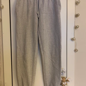 Gråa mjukis från Cubus - Ett par fina gråa mjukisbyxor från Cubus som har blivit för små för mig därför säljer jag de. Skriv vid intresse 💙
