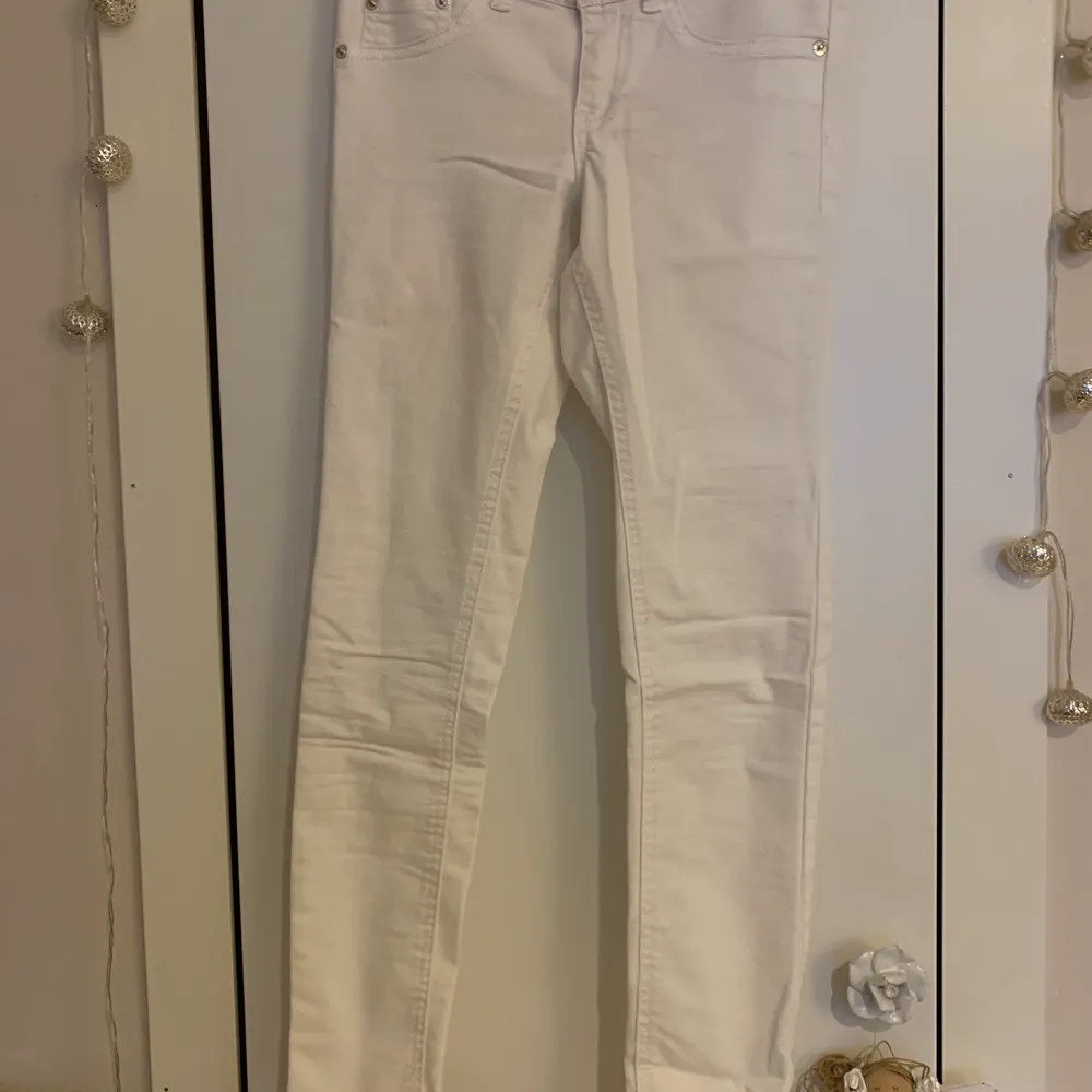 Ett par tighta vita jeans från Bik Bok som jag har växt ut för länge sedan . Jeans & Byxor.