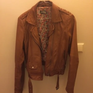  - Jofama by Kenza. Köpt för 2000kr. Priset kan diskuteras
