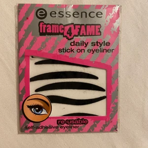 Säljer eyeliner klistermärken  - Säljer dessa oanvända eyeliner klistermärken. Istället för att sminka till en eyeliner så kan man lägga detta. Skulle va en rolig grej till ett barn som vill testa smink men är för ung för det. Undrar man över något så är det bara att kontakta mig.
