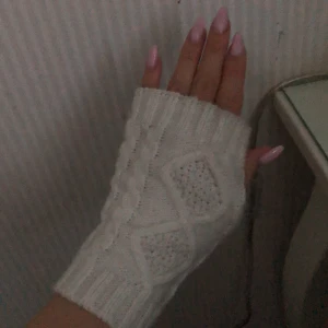 Vita handledsvärmare - Stickade torgvantar/ handledsvärmare 💓💓☺️