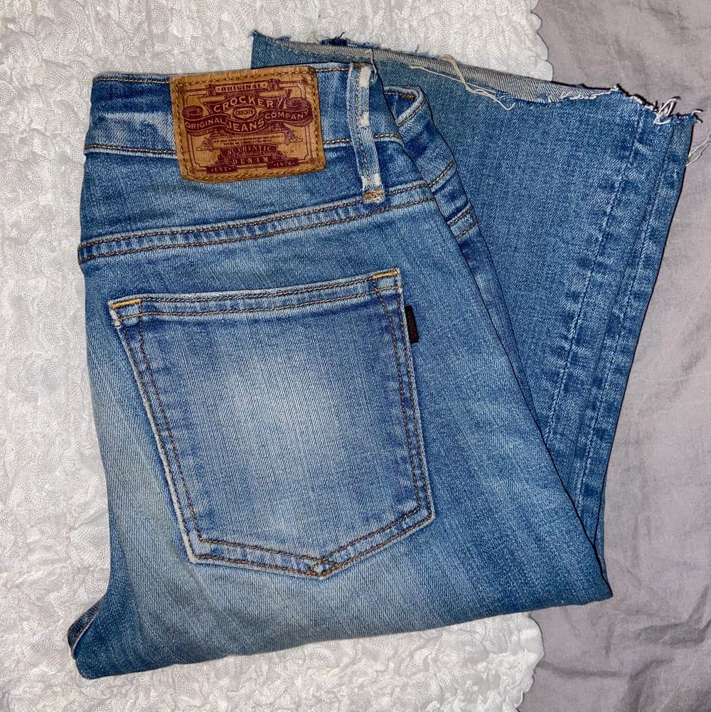 Säljer dessa snygga bootcut jeans från crocker! Det är egengjorda hål och slits💕. Jeans & Byxor.