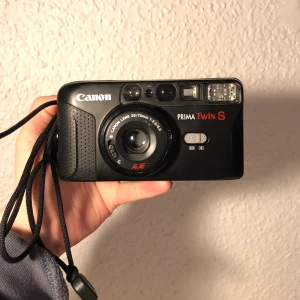 Retro kamera (analog, 35mm) - Canon prima twin S. Perfekt på festival, fest eller när som helst. Go retro stil på bilderna. Batteri behöver bytas (CR123A). Ingen garanti men jag har testat den och den fungerar. Säljer billigt pga har för många kameror