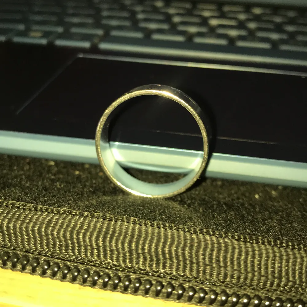 Säljer denna fina silver ringen som tyvärr inte passade mig. Köpte den här på Plick 90kr säljer denna för 70kr💕 står inte för frakten💕 Om ni ger bud vid 60kr så äre 30kr för jag råkade göra fel❤️. Accessoarer.