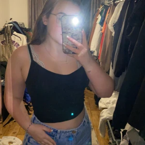 Svart linne - Super fint svart linne med u ringning, vart mitt favvå linne men säljer nu för gillar ej längden på det längre har fastnat för andra linnen. Är i toppen skick, har lite slags ränder på det. Köpt på h&m i storlek SMALL. 15kr + frakt 📦🥰