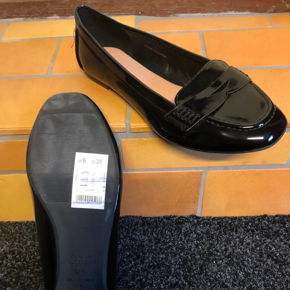 Svarta ”lack” loafers från Asos. Bara provade hemma, aldrig använda. Det är wide fit på dem, känns dock som en vanlig 39 i storlek. . Skor.