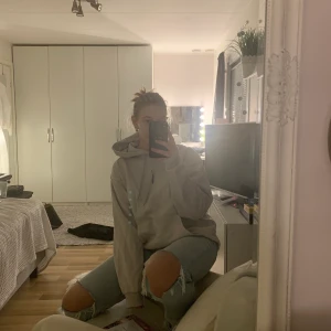 Oversized hoodie - Hoodie från Carlings, super skön och lite större i storleken! Jag har storlek L! Kostnaden är utan frakt och ligger på ungefär 70kr dyrare med frakt. 
