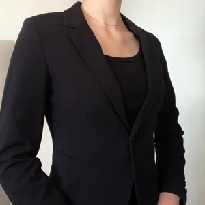 Kavaj - Kavaj från H&M i storlek 38, använd några gånger men i fint skick                                                       Kolla gärna in mina andra annonser!