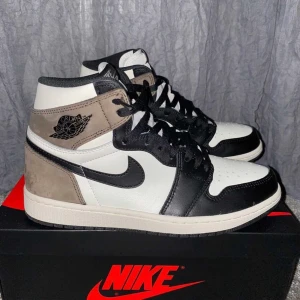 Jordan 1 high mocha - Storlek 42       Kvitto mm medföljer      Använda en gång så som nya, inga creases