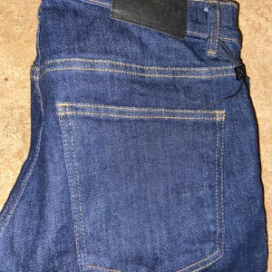 J.Lindeberg Mörkblå jeans - Jeans från J lindeberg Mörkblå Denim W:30 L:32 