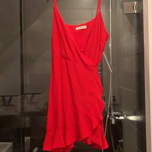 En jättefin röd klänning med snörning i fram!! 🌸🌸 från bershka 