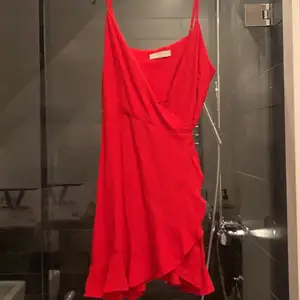 En jättefin röd klänning med snörning i fram!! 🌸🌸 från bershka 