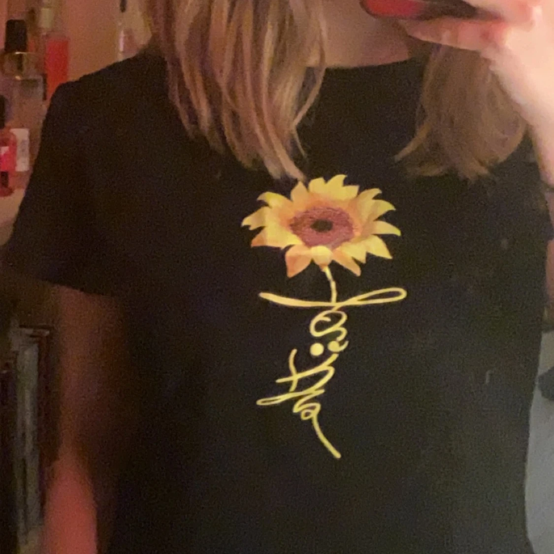 Svart t-shirt med solros på