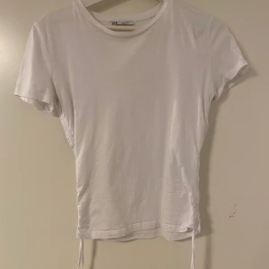 T-shirt med snörning - Denna fina tröja från Zara har används en gång i somras, samma dag som den köptes. Jätte fin på men var inte riktigt min typ av tröja.