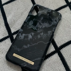 Ideal of Sweden skal iphone XS - Säljer ett helt oanvänt skal för Iphone X/XS från ideal of sweden då jag inte använder det. Dock jättefint, svart och grått med typ kristallmönster, skriv för mer bilder! Köpt för 300kr, pris kan disuteras vid snabb affär.