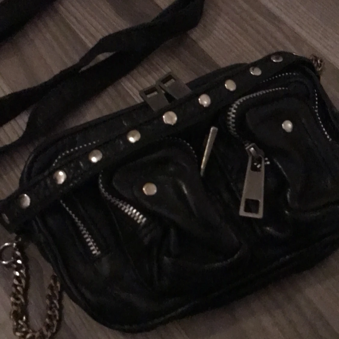 Liten svart Nunoo väska i skinn - 91