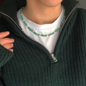 Halsband  - Egengjorda av mig💚 kontakta vid frågor eller intresse! 79kr, frakt ingår i priset🌴🌴