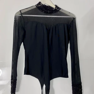 Svart body - Säljer denna skitsnygga svarta bodyn. Storlek L, säjer pga för stor. Passar perfekt för fest eller vardag. Köparen står för frakt 💞