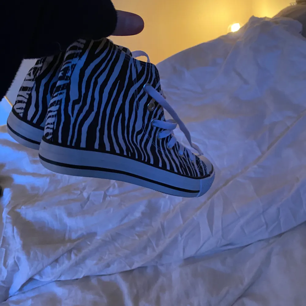 Säljer dessa fakeconverse med zebramönster. Aldrig använda och i super bra skick. Säljer för 50kr+frakt. Om det är fler intresserade så blir det budgivning. Köp direkt för 100kr+frakt!✌🏼✌🏼💞. Skor.