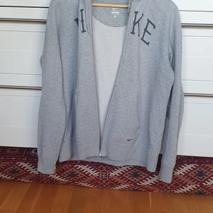 Nike hoodie tröja  - I mycket bra skick och passar till båda kön. Stk xxs-m. Finns fler bilder Användade bara några dager .säljer 380 inklu frakt. 